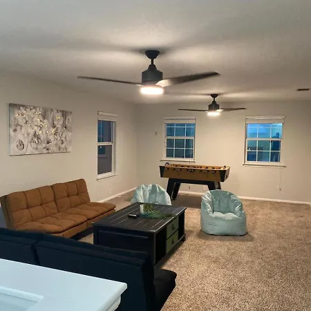 Lush, Spacious 5-Bdr Near Attrns